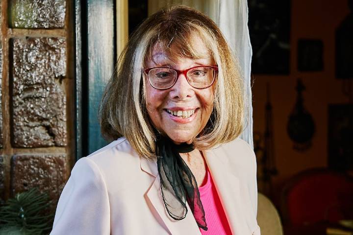 "Nunca dejaré de trabajar". Nora Perlé, la dama de la radio: del intento de prohibición "por escandalosa" a los secretos de lozanía a los 87