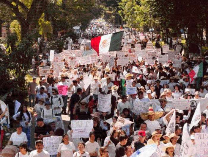 Histórica marcha en Uruapan por el asesinato de Carlos Manzo