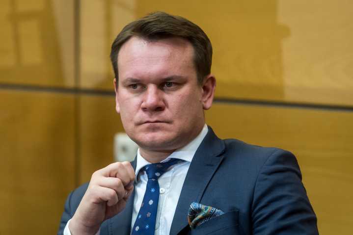 Eurodiputado polaco publica imagen del avión más potente de EE. UU. como mensaje de advertencia a Maduro