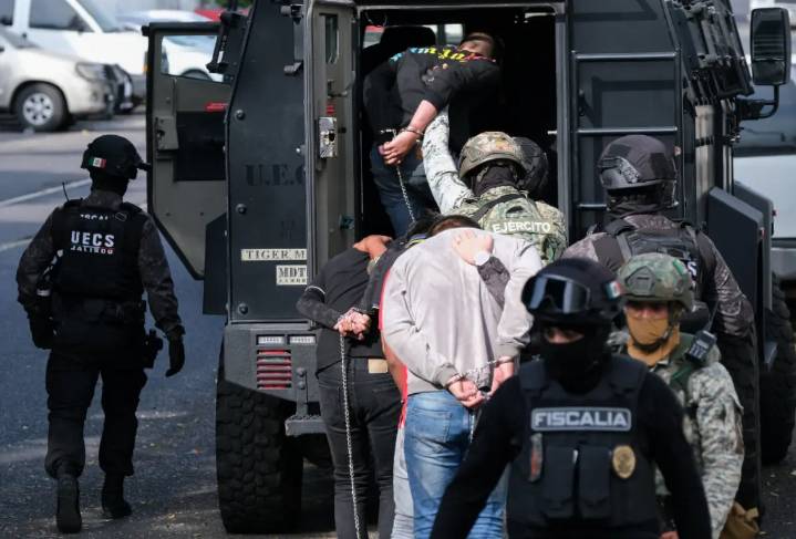 Desarticulan célula delictiva que extorsionaba a transportistas en El Salto; rescatan a dos víctimas