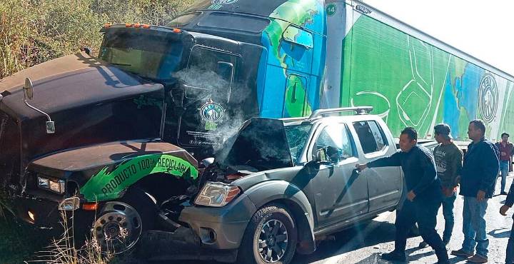 Un hombre muerto, tras choque contra tráiler en la Siglo XXI