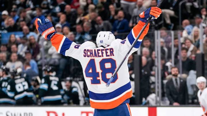 Schaefer youngest to score in OT, lifts Islanders to 3