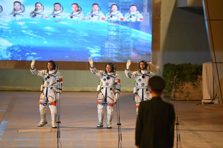 China lanza nave espacial tripulada Shenzhou