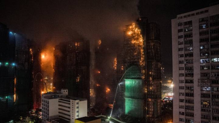 Suben a 83 los muertos durante incendio en edificios de Hong Kong: Más de 250 personas siguen desaparecidas