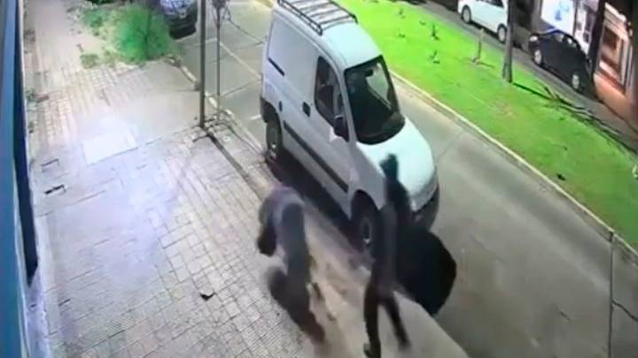 La Plata: motochorros arrastraron a una joven y la golpearon para robarle