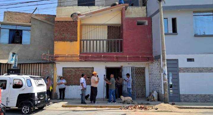 Chincha: vecinos de Los Álamos apoyan a familia en diligencia de desalojo