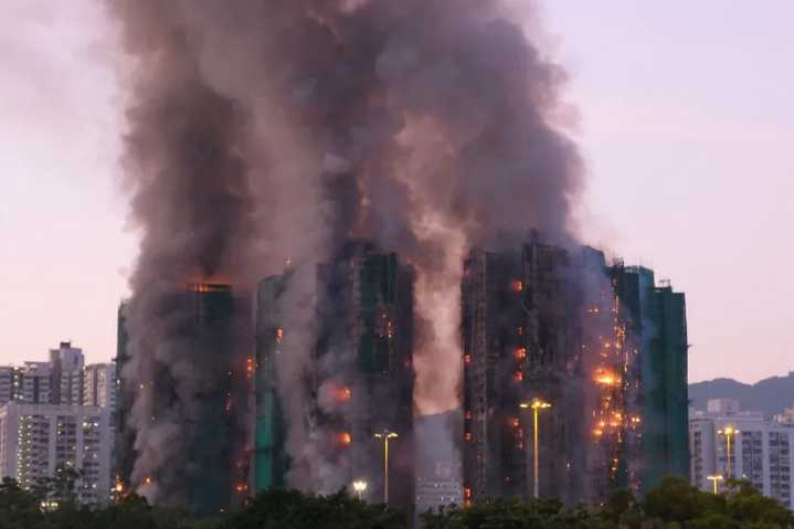 13 fallecidos en incendio de complejo residencial de gran altura en Hong Kong