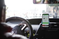 Sigue prohibido servicio de taxis con app en aeropuertos