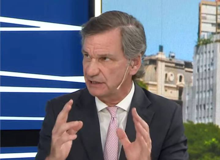 El café, afuera. Conrado Estol desestimó el uso de medicamentos como la única solución para dormir bien: “Es algo crítico”