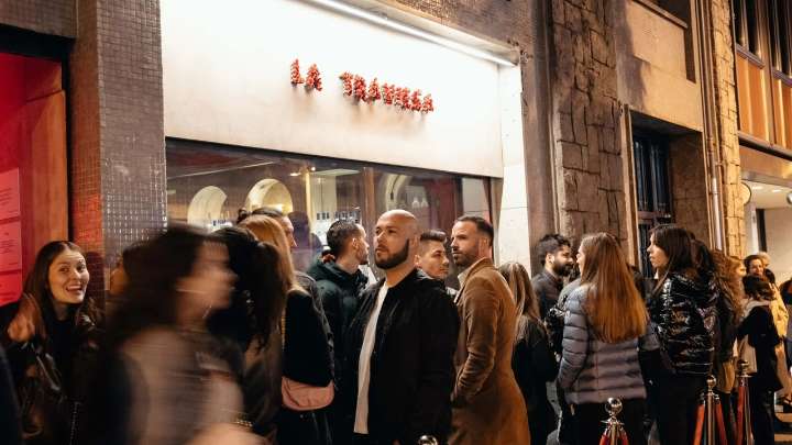 “Barcelona no deja bailar”: El Ayuntamiento precinta un local con trabajadores en el interior