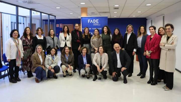 Diez empresarias líderes forman a diez mujeres en el programa "EllaLidera"