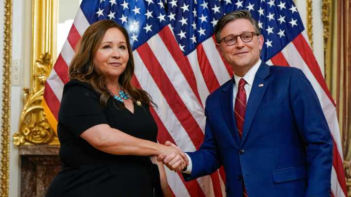 Adelita Grijalva se juramenta y respalda el caso Epstein