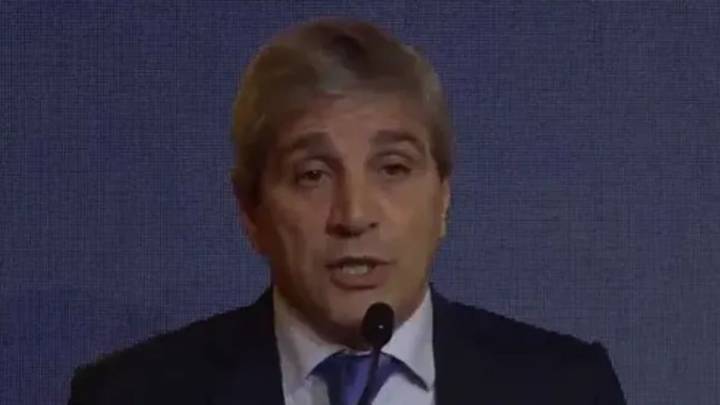 Luis Caputo defendió el esquema cambiario de bandas y descartó liberar el dólar