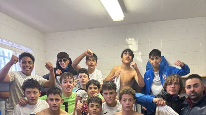 El Mansillés juega partidos de fútbol base sobre el barro