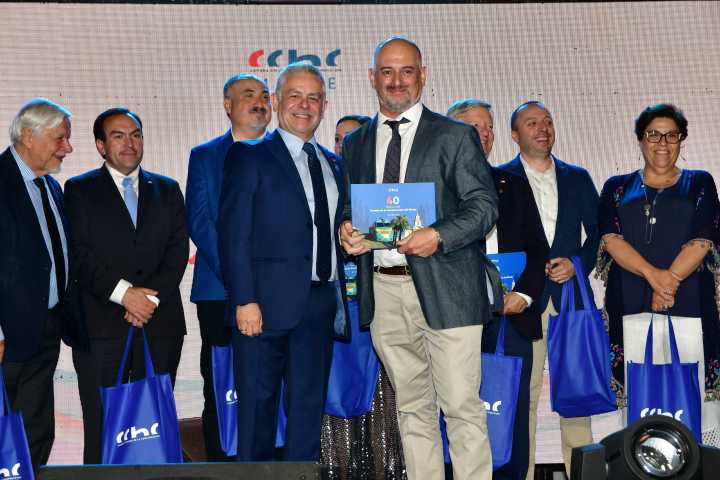 CChC Maule entrega libro conmemorativo de sus 40 años a autoridades y socios invitados a su fiesta de aniversario