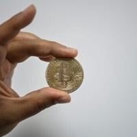 Stocks lower on uncertainty over earnings, tech rally, US rates