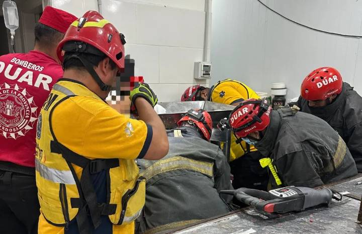 Le amputaron un brazo tras quedar aprisionado en una picadora de carne