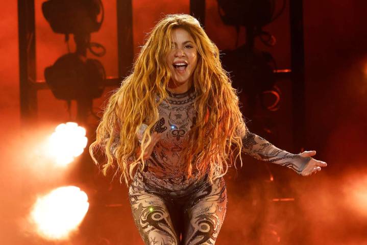 Shakira se hace daño en el escenario