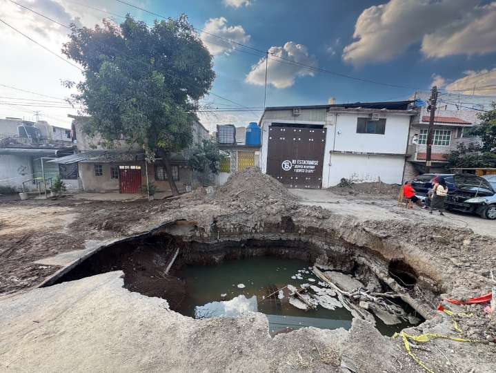 Falla geológica pone en riesgo casas en Aztahuacán por desfase de tubo de agua