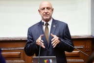 José Cueto cuestiona beneficios navideños y exige reforma integral del salario estatal