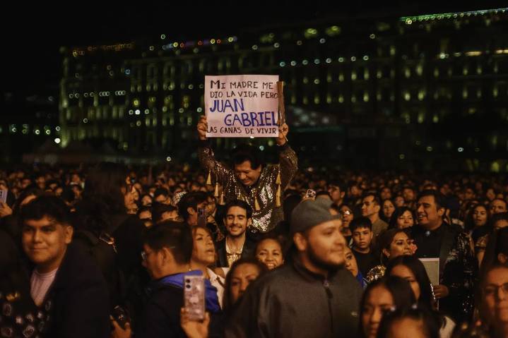 Entre nostalgia y aplausos, el Zócalo rinde tributo a Juan Gabriel
