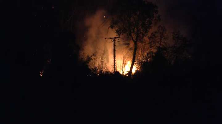 Un espectacular incendio en Hondarribia ha obligado a desalojar 20 viviendas y un camping en el faro de Higuer