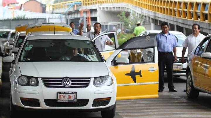 Taxistas del AICM acusan por corrupción a funcionario federal