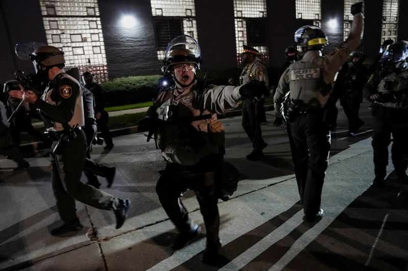 'We're not a violent city': Chicago locals take on ICE block