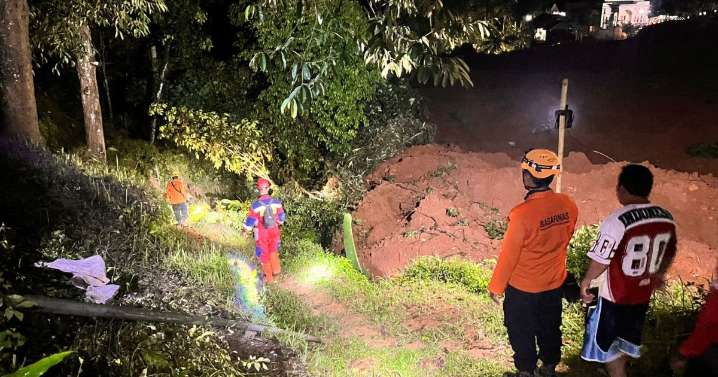 At least 2 dead, 21 missing in landslides in Indonesia’s Java island