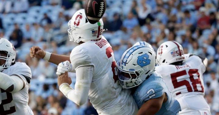 Lopez throws 2 TD passes, North Carolina beats Stanford 20