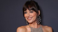Dakota Johnson lleva el vestido plateado ideal para lucir perfecta esta Navidad