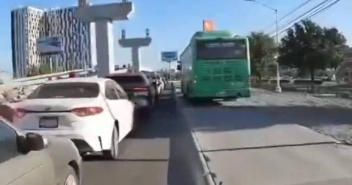 Camión circula por la banqueta en Avenida Miguel Alemán; cancelan licencia a chofer