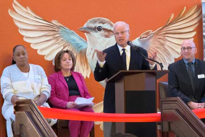 Aurora abre moderno refugio regional para personas sin hogar