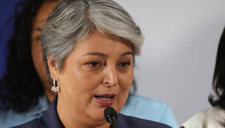 Jara llamó a parlamentarios de su sector a presentar una acusación constitucional contra el ministro Simpertigue