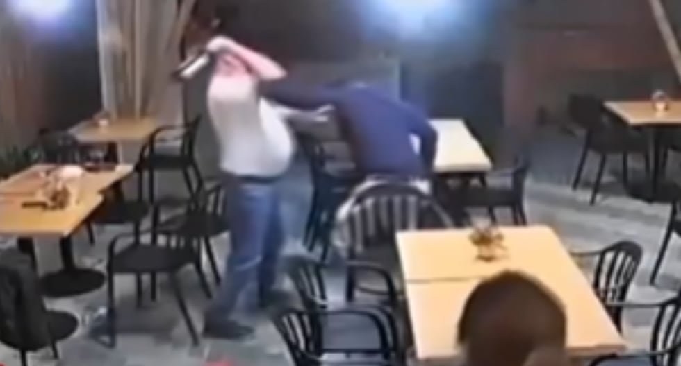 Áncash: Fiscal y abogado se agarran a golpes y botellazos en cantina Fiscal agarró a puñetes a abogado y luego lo golpeó en la cabeza con una botella, que cogió de una mesa de una cantina en Casma.