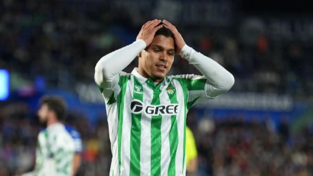 'Cucho' Hernández reapareció en práctica del Betis con máscara protectora; ¿qué le pasó?