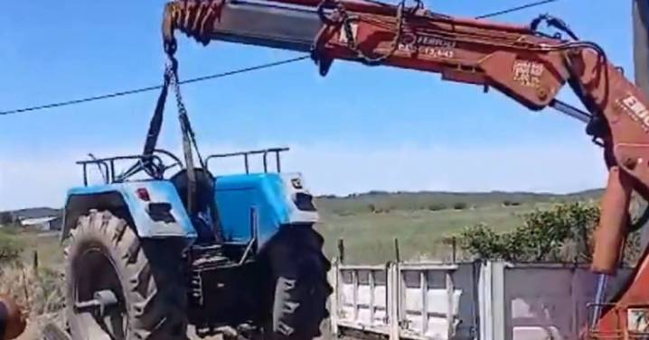 Rosario de la Frontera: Un tractor municipal se partió al medio y el chofer se salvó de milagro