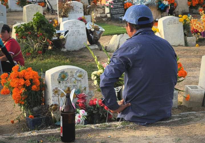 Tijuanenses acuden a los panteones para recordar a sus seres queridos este 2 de noviembre