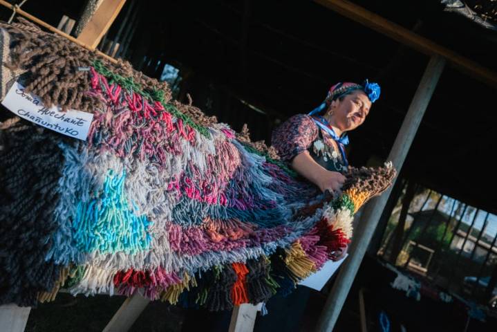 En Centex se inaugura exposición de telar mapuche “Kuykuytun; Tejiendo Puentes”