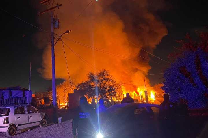Incendio consume tres jacales en la colonia Santa Sofía durante la madrugada
