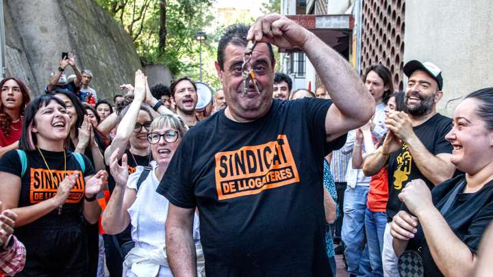 La compra cooperativa de un piso en Barcelona evita el "inminente" desahucio de Juanjo: "Han sido cinco años de lucha"