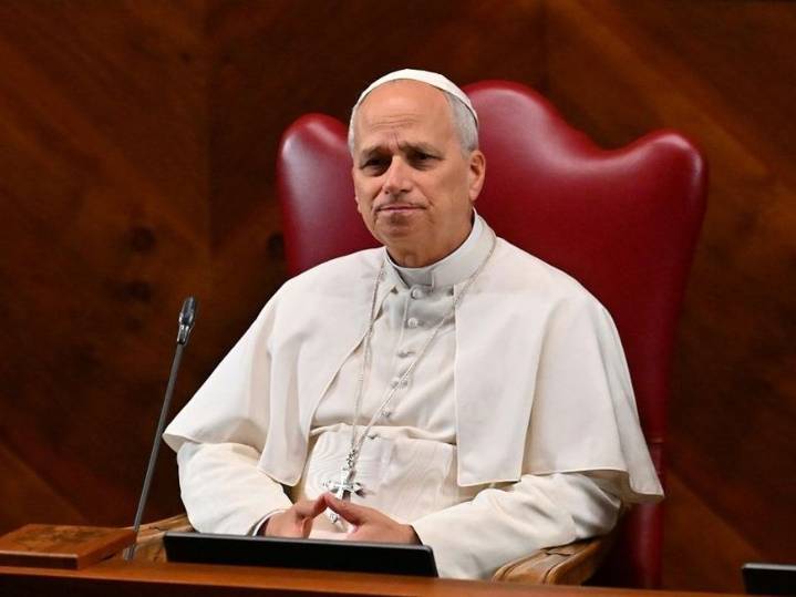 Spike Lee gifts pope Knicks jersey as pontiff meets film stars