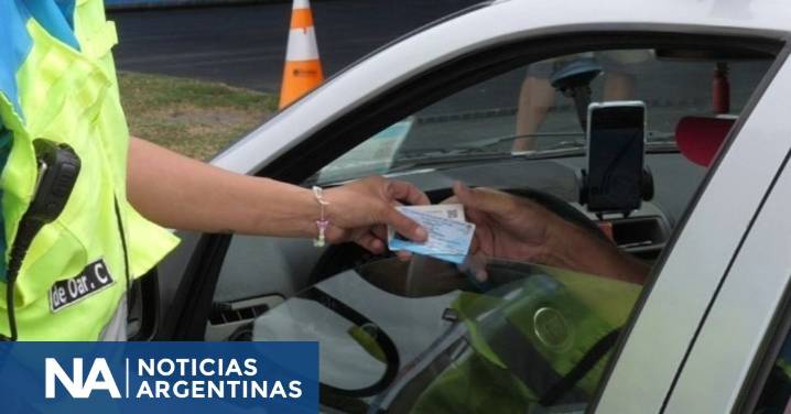 Manejar con una licencia falsa constituye un delito penal