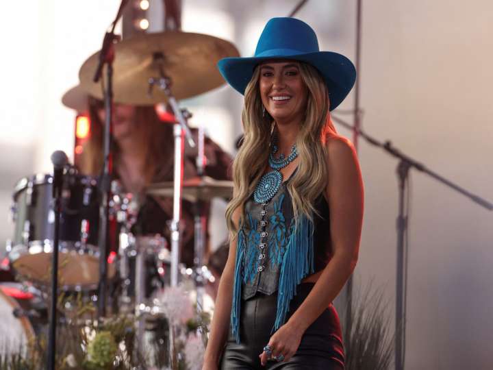 Lianey Wilson takes Entertainer of the Year awardat CMA 2025