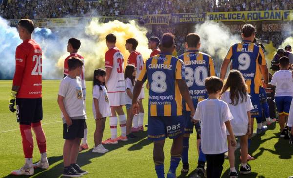 VIDEO. Previa caliente en Estudiantes vs Central: agua bendita canalla y el Pincha de espaldas para recibirlo