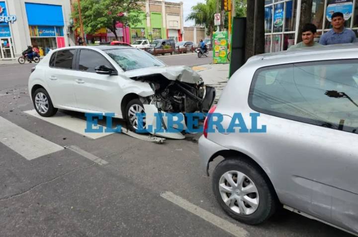 Fuerte choque entre dos autos terminó con importantes daños materiales