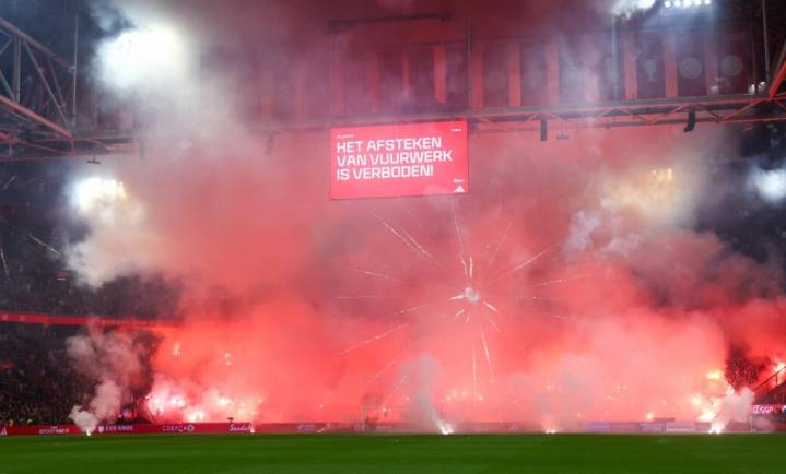 Suspendido, el Ajax vs Groningen en Ámsterdam por bengalas en homenaje