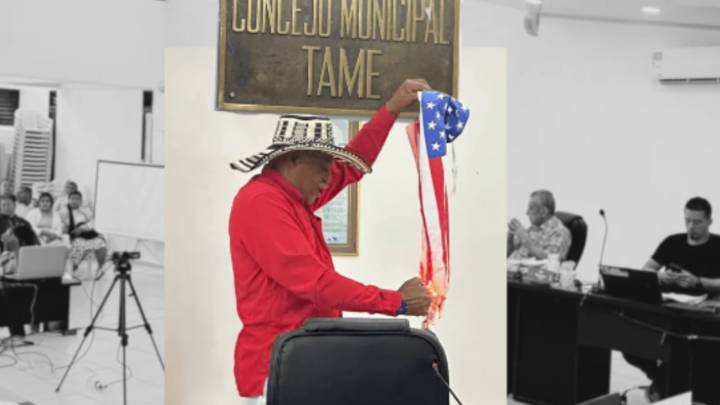 Concejal del Pacto Histórico quema bandera de Estados Unidos y se va de frente contra Donald Trump