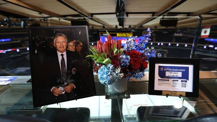 Rangers honor Brooks with pregame moment of silence