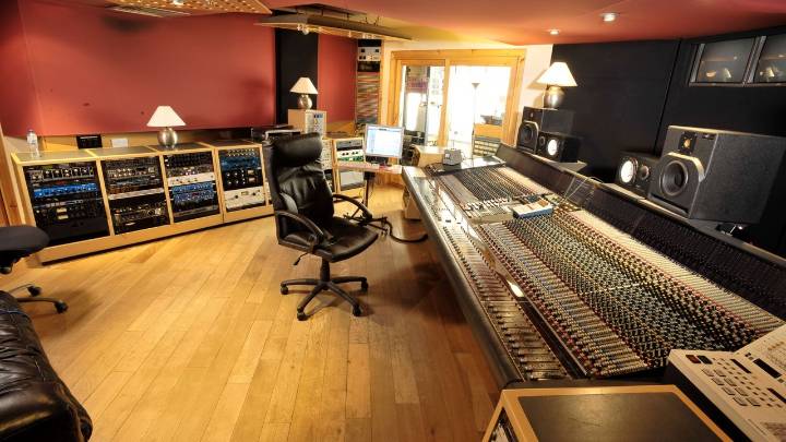 Warner Music Group Signs Licensing Deal with AI Music Company Klay